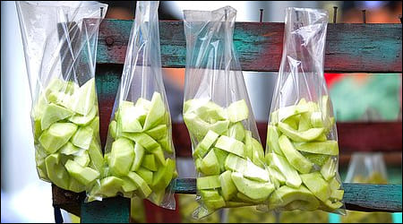 그린 망고를 잘라서 비닐봉지에 담은 모습