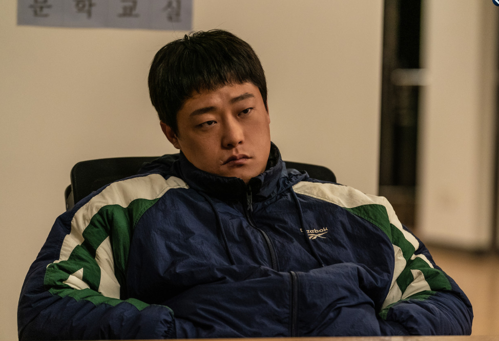 영화 브로큰 문영이 다녔다는 문화센터에 찾아와 관계자에게 문영에 대해 묻는 병규