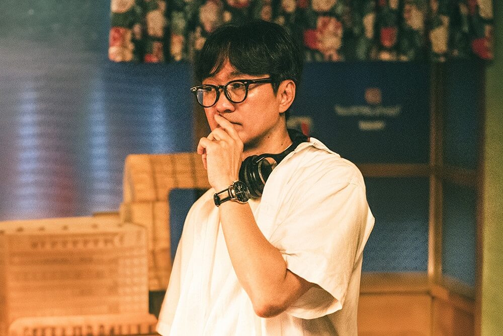 영화 더 킬러스 스틸컷 &ndash; 장항준 감독이 모니터 앞에서 장면을 구상하는 모습