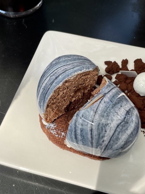 몽돌-쇼콜라--깨보면-안에-아이스크림으로-가득차-있습니다.