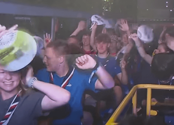 조기 퇴영한 영국 대원들이 서울 투어버스를 타고 즐거워하는 모습