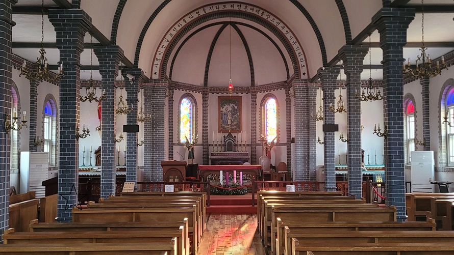 합덕성당 성전 안 제대, 제단, 감실, 성가정화, 스테인드글라스 사진