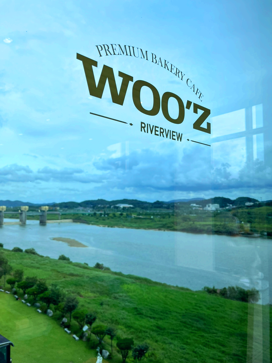 프리미엄 베이커리 카페 우즈 WOO'Z