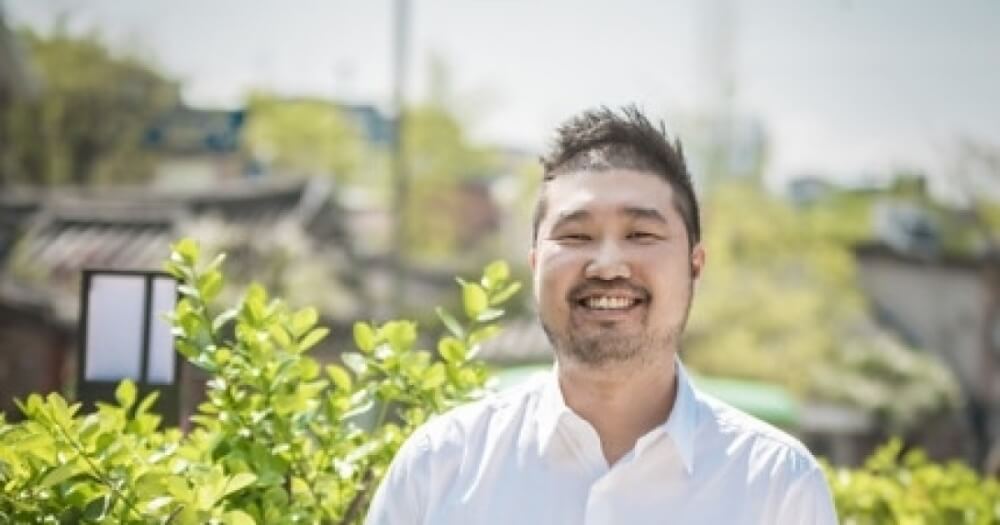 시골에 김원석 작가가 웃는 모습