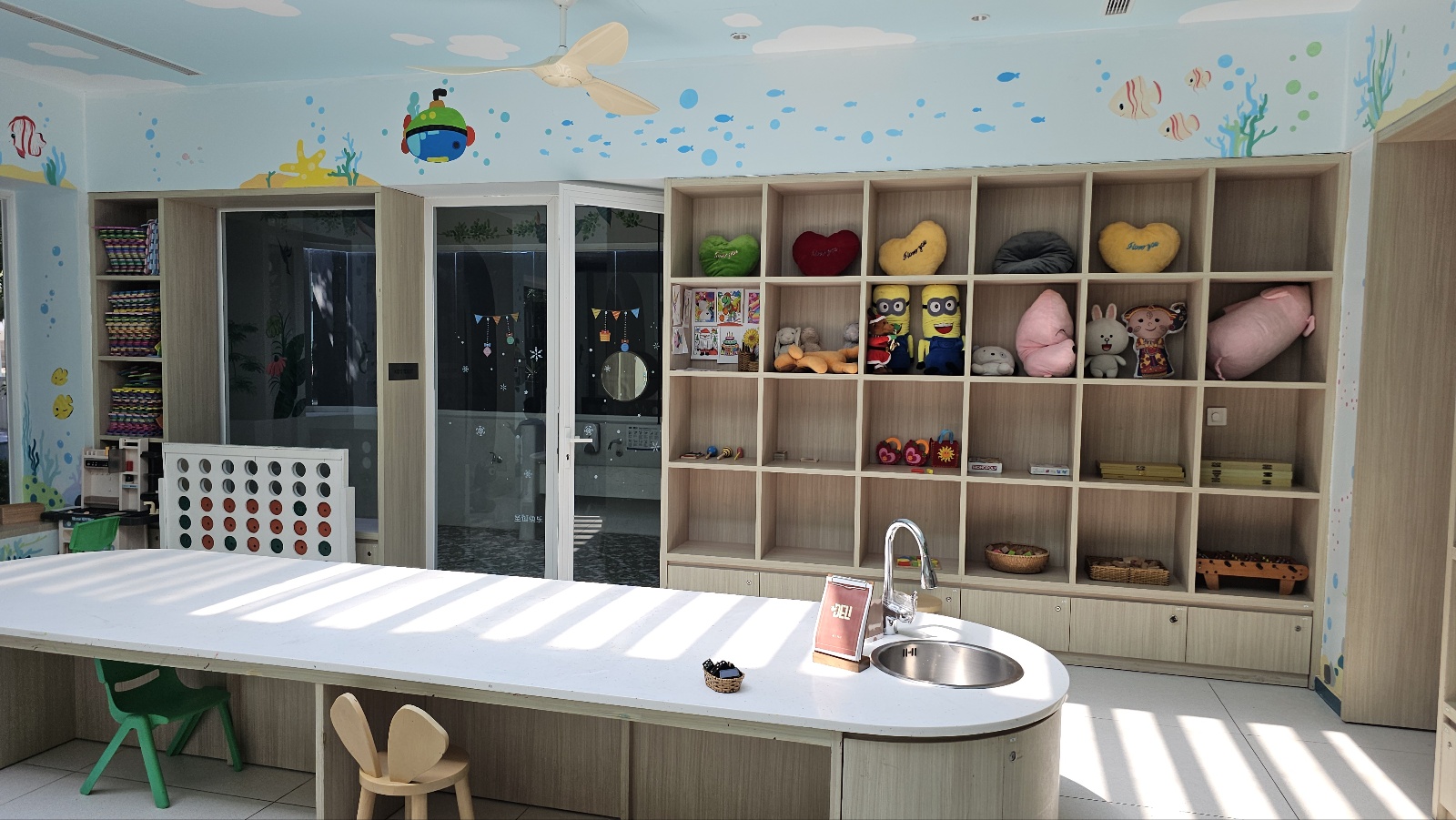 체크인 절차를 진행하며