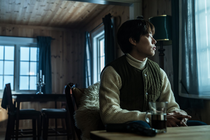 조끼를입고앉아있는류준열