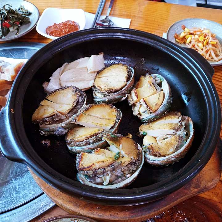 전복삼합 제주도 스타일 식당 정찬 게스트 성게 미역국 돔베고기 고등어구이 청량리 제기동 맛집