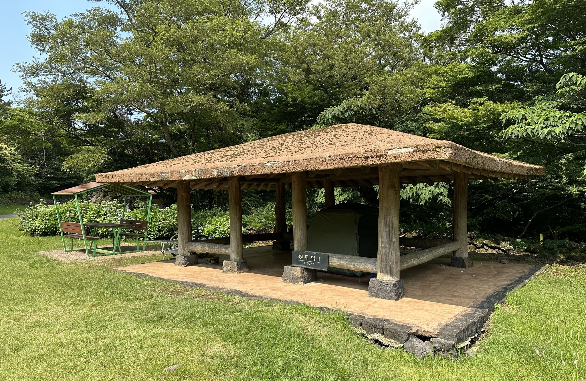 야영장 원두막