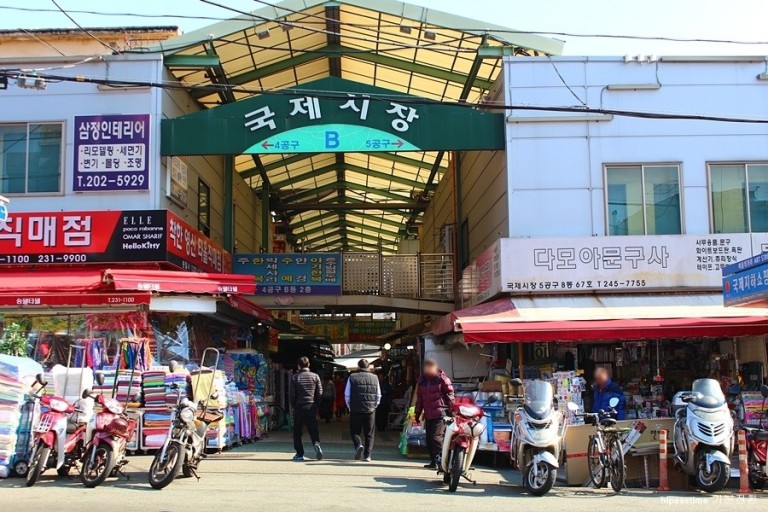 부산 국제시장 입구 사진