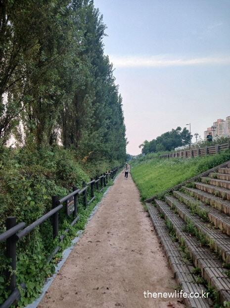 서울 맨발 걷기 좋은 장소 &ndash; 광나루 마사토 밴발 걷기 중심 구간에서 바라본 풍경