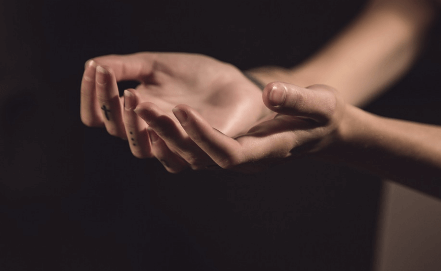 손바닥 껍질이 벗겨지는 이유를 확인하기 위해 손바닥을 살펴보다