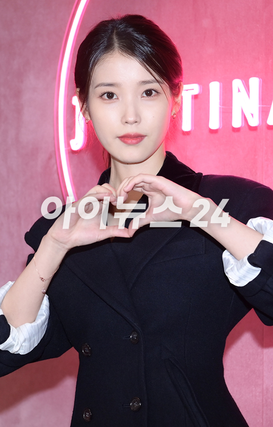 가수 아이유가 16일 오후 서울 강남구 언주로 한 매장에서 진행된 제이에스티나 홀리데이 재즈바 팝업스토어 오픈행사에 참석하고 있다. [사진=정소희 기자]