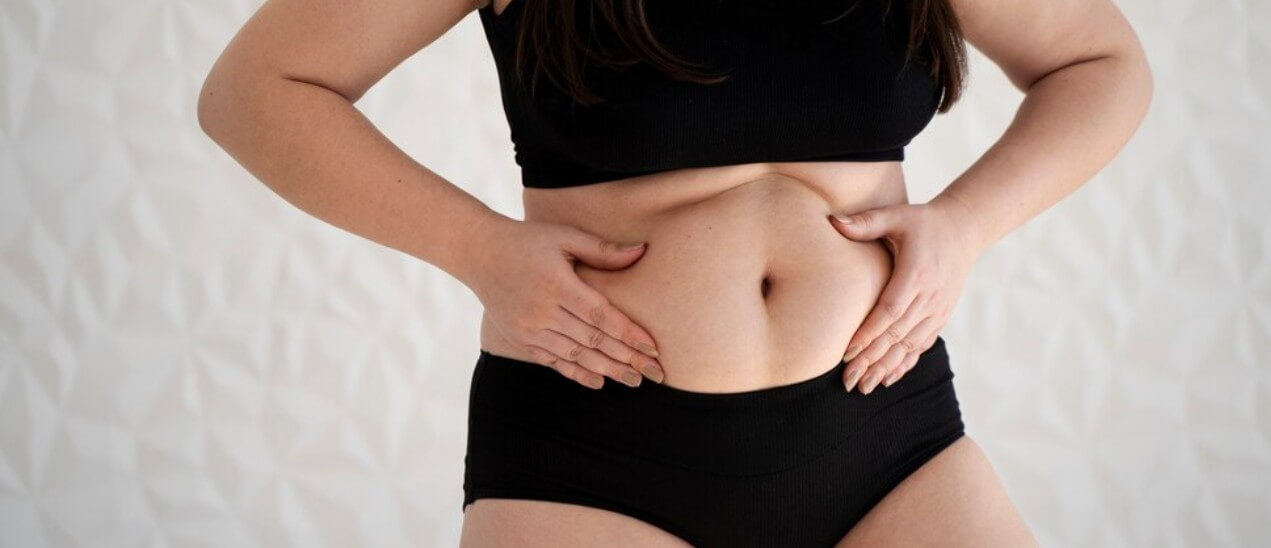 아랫배를 만지는 여성