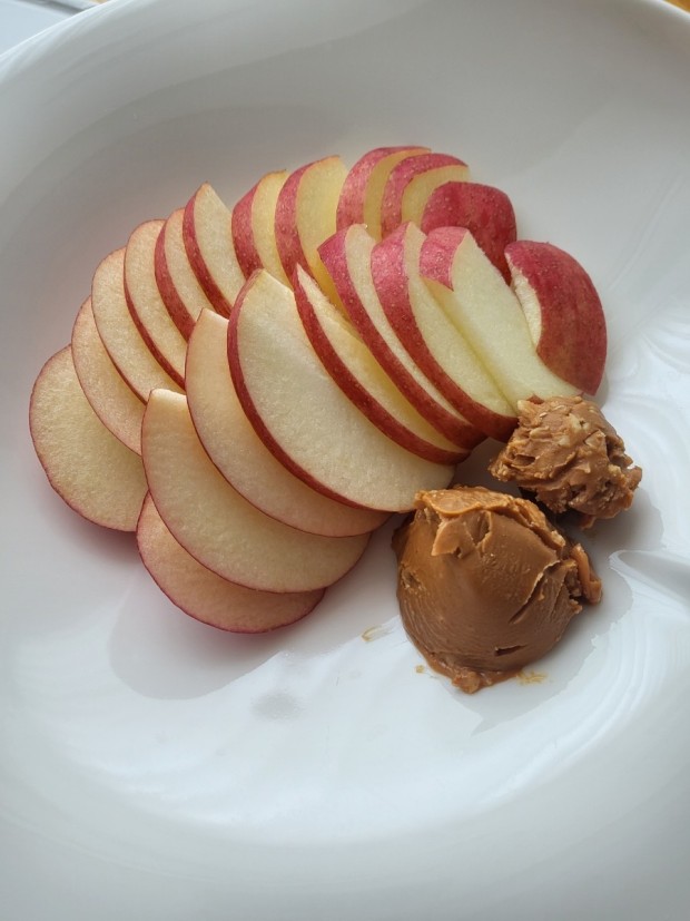 사과와 땅콩버터 이미지 입니다.