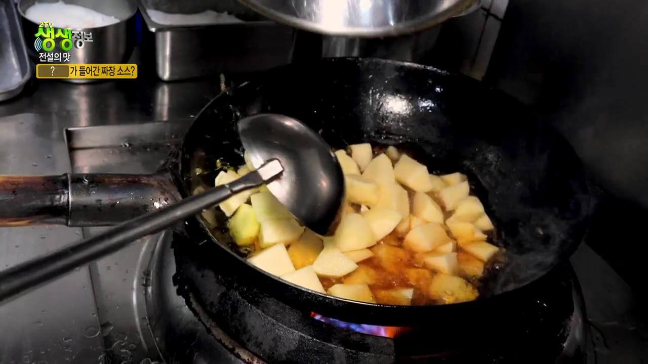 튀긴 감자를 넣어 담백한 짜장 소스