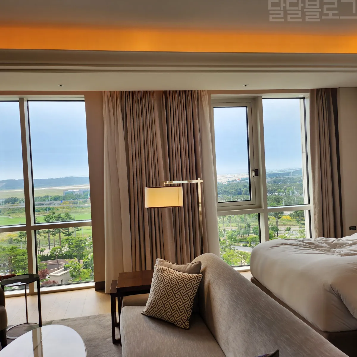 인천-파라다이스시시티-프리미어-디럭스-트윈-룸-창문