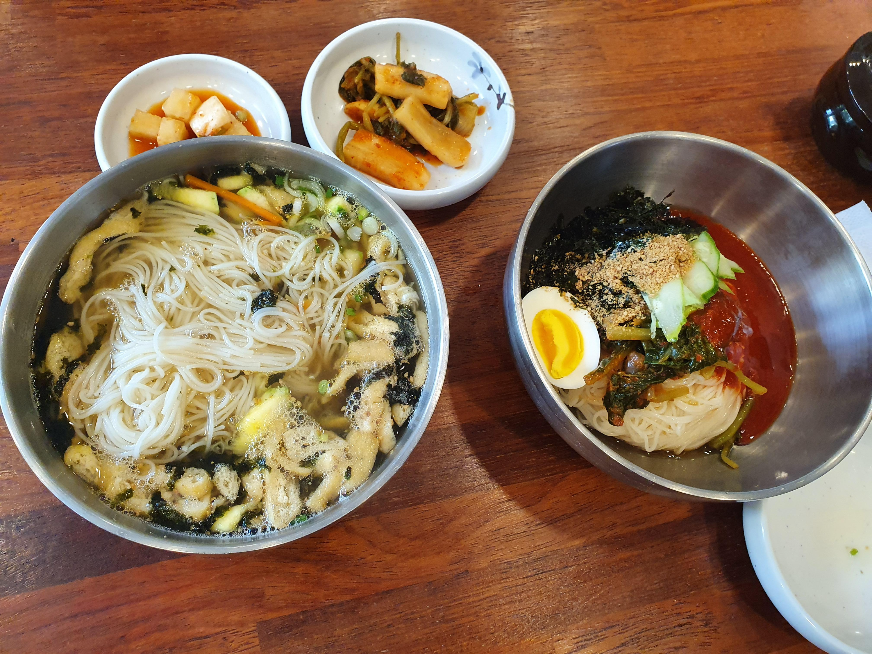 좌) 잔치국수, 우) 열무 비빔국수 둘중에 1개만 선택하라면 난 비빔국수를 선택할래!