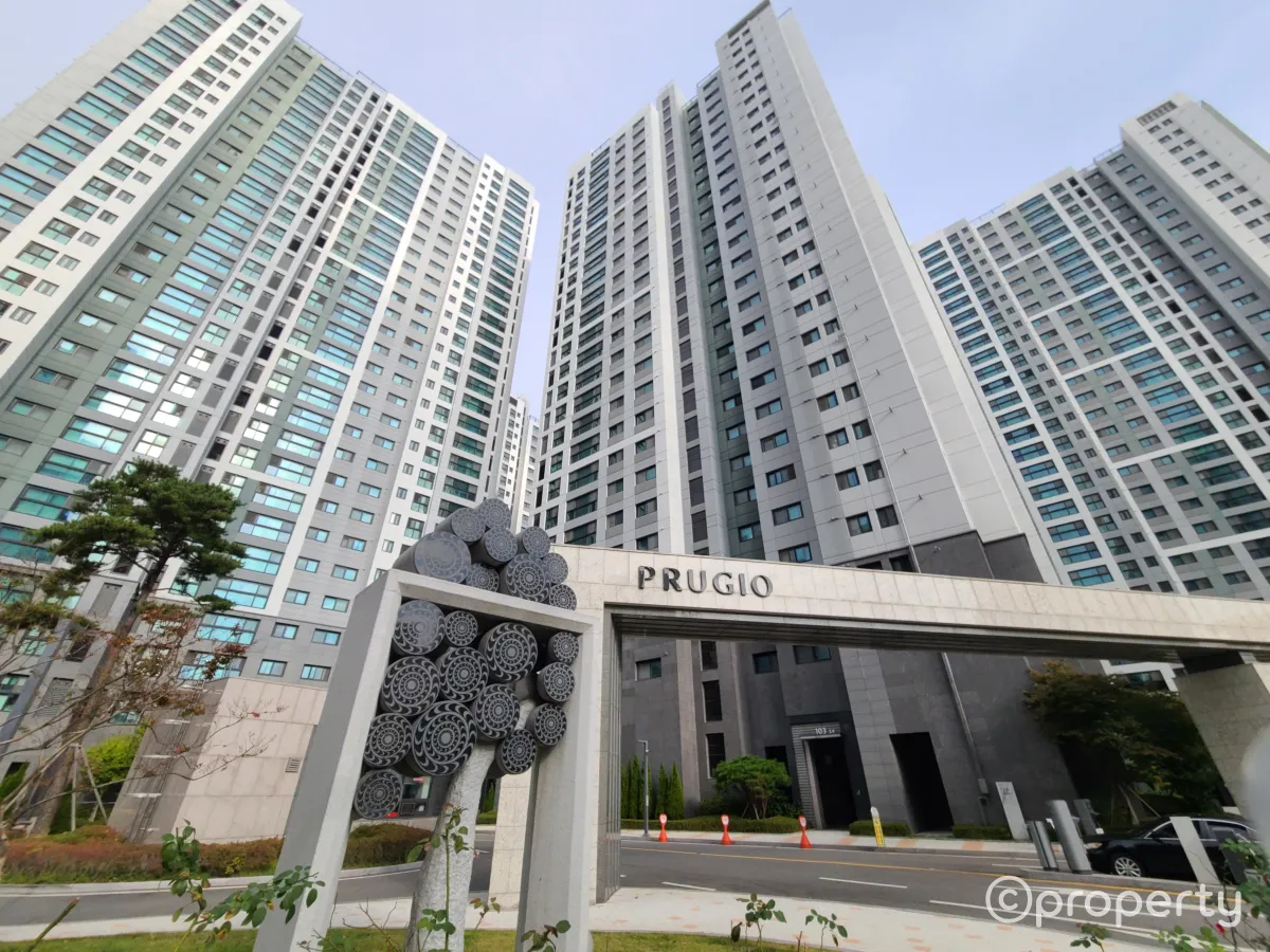 깔끔한-신축아파트-정문