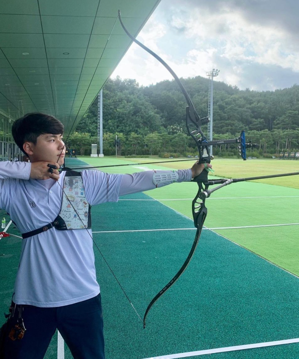 한국 남자 양궁 이우석 선수가 연습장에서 활을 당기고 있다.