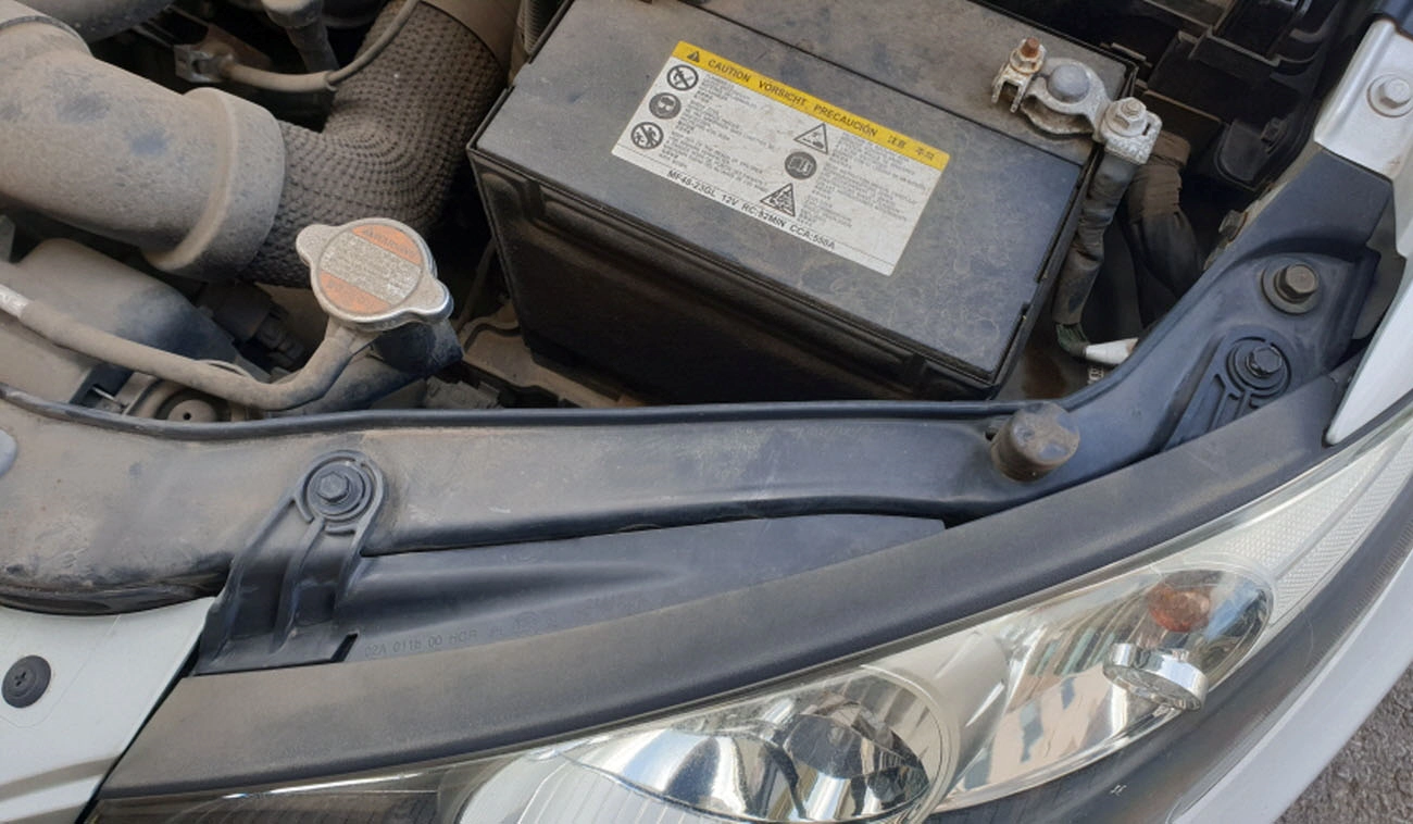 헤드라이트 본체 고정 볼트 끼운 모습