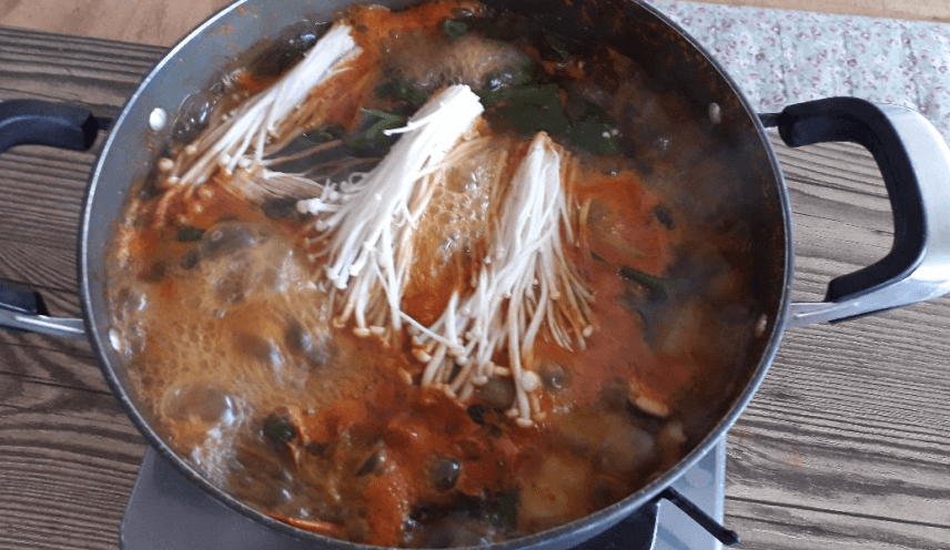 식객 허영만의 백반기행 297회 귀궁 육성재와 함께한 춘천 밥상 춘천 메기구이와 메기매운탕 맛집