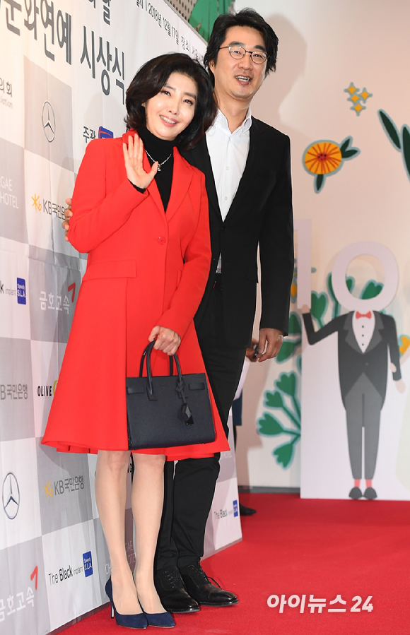 의사 여에스더&middot;홍해걸 부부가 17일 오후 서울 태평로 서울시청 태평홀에서 열린 '제23회 소비자의 날, 문화 연예 시상식' 레드카펫 행사에 참석해 포즈를 취하고 있다. [사진=아이뉴스24 포토DB]