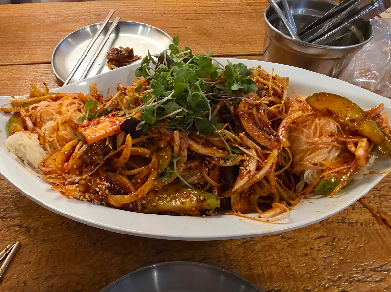 골뱅이 무침이 테이블 위에 있다