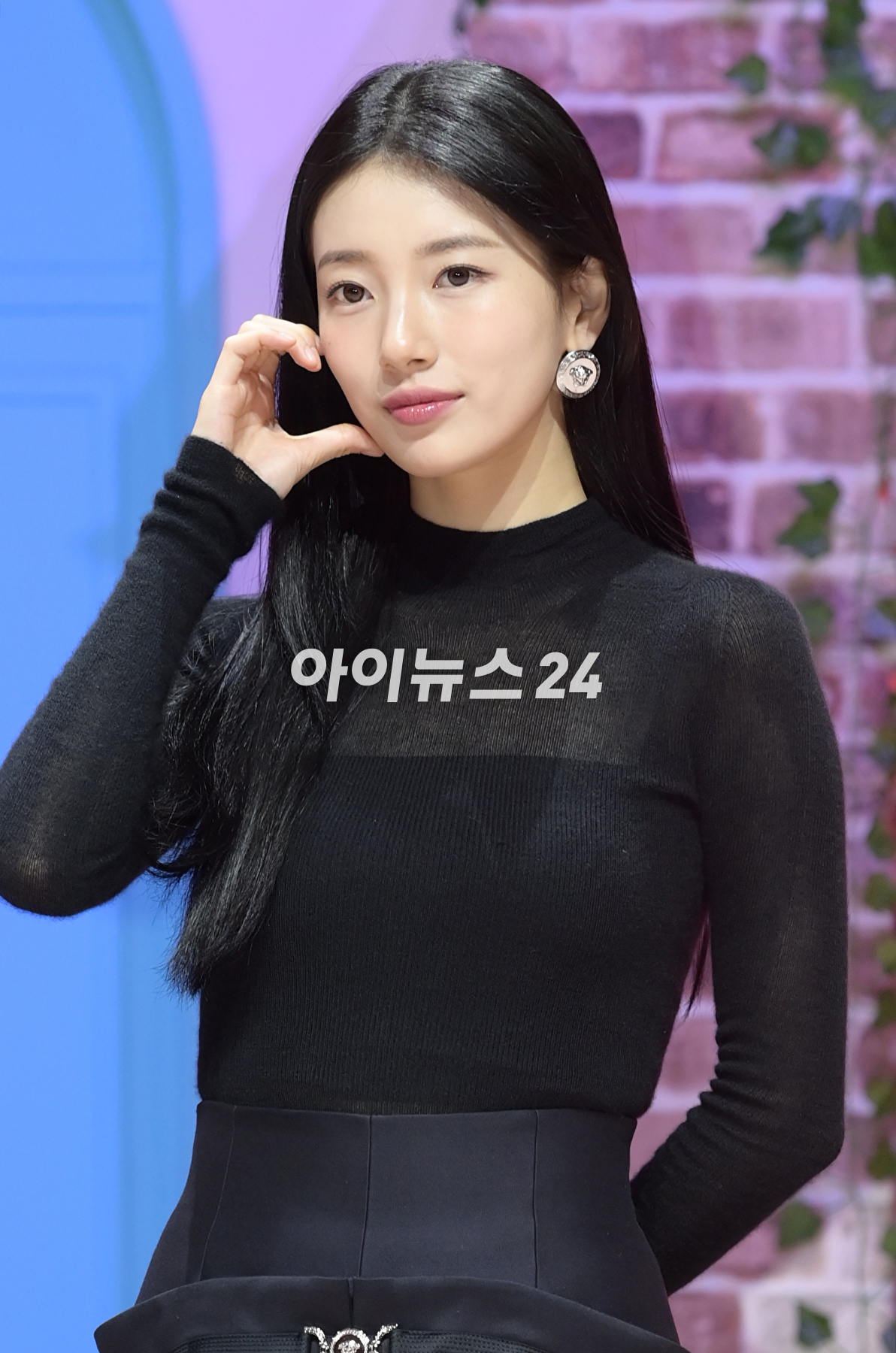 배우 수지가 18일 오전 서울 강남구 삼성동 coex신한카드artium에서 열린 넷플릭스 시리즈 '이두나!' 제작발표회에 참석하고 있다. [사진=정소희 기자]