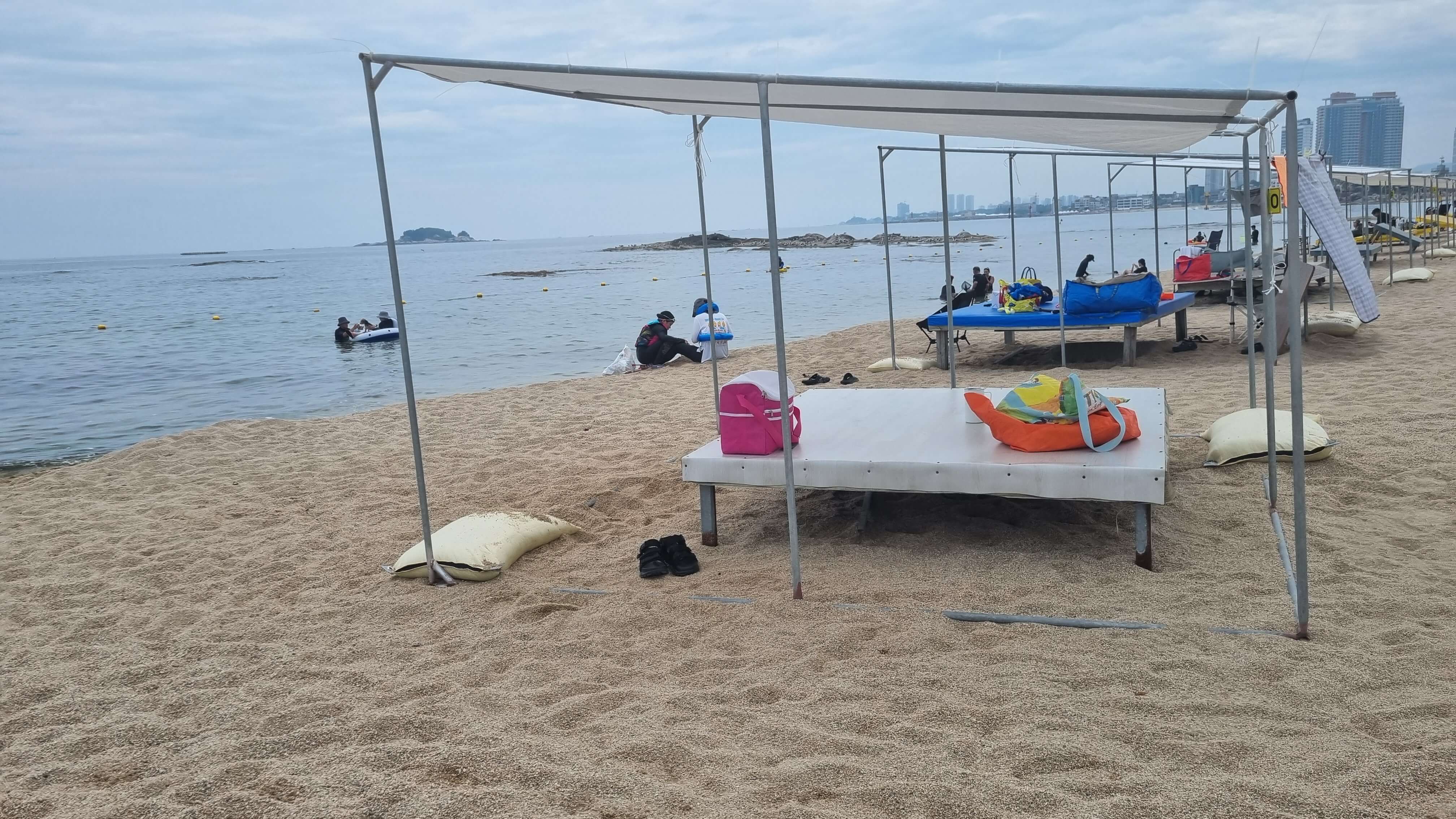 청간정 해수욕장 평상-사진