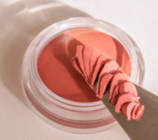 컬러밤을 스파츌러로 떠내는 장면