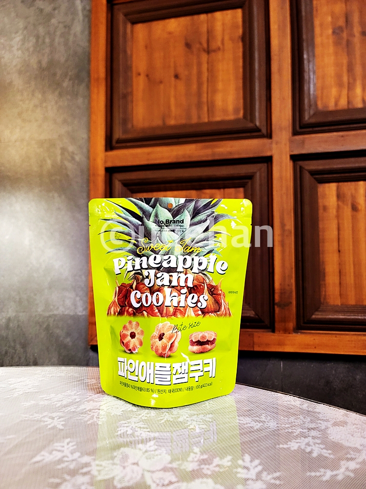 노브랜드 파인애플잼쿠키를 개봉직전 세워놓고 찍어놓은 사진이다.