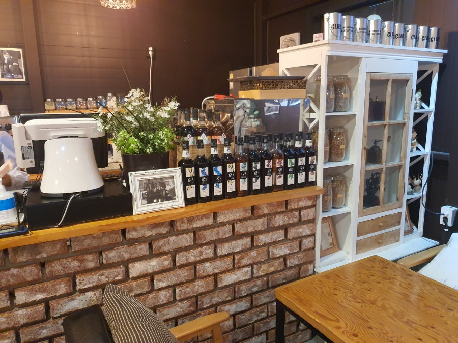 비긴어게인 카페 내부