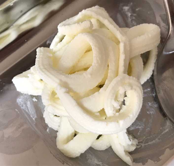 구멍이 작게 뚫렸을 때 가늘게 나온 크림치즈