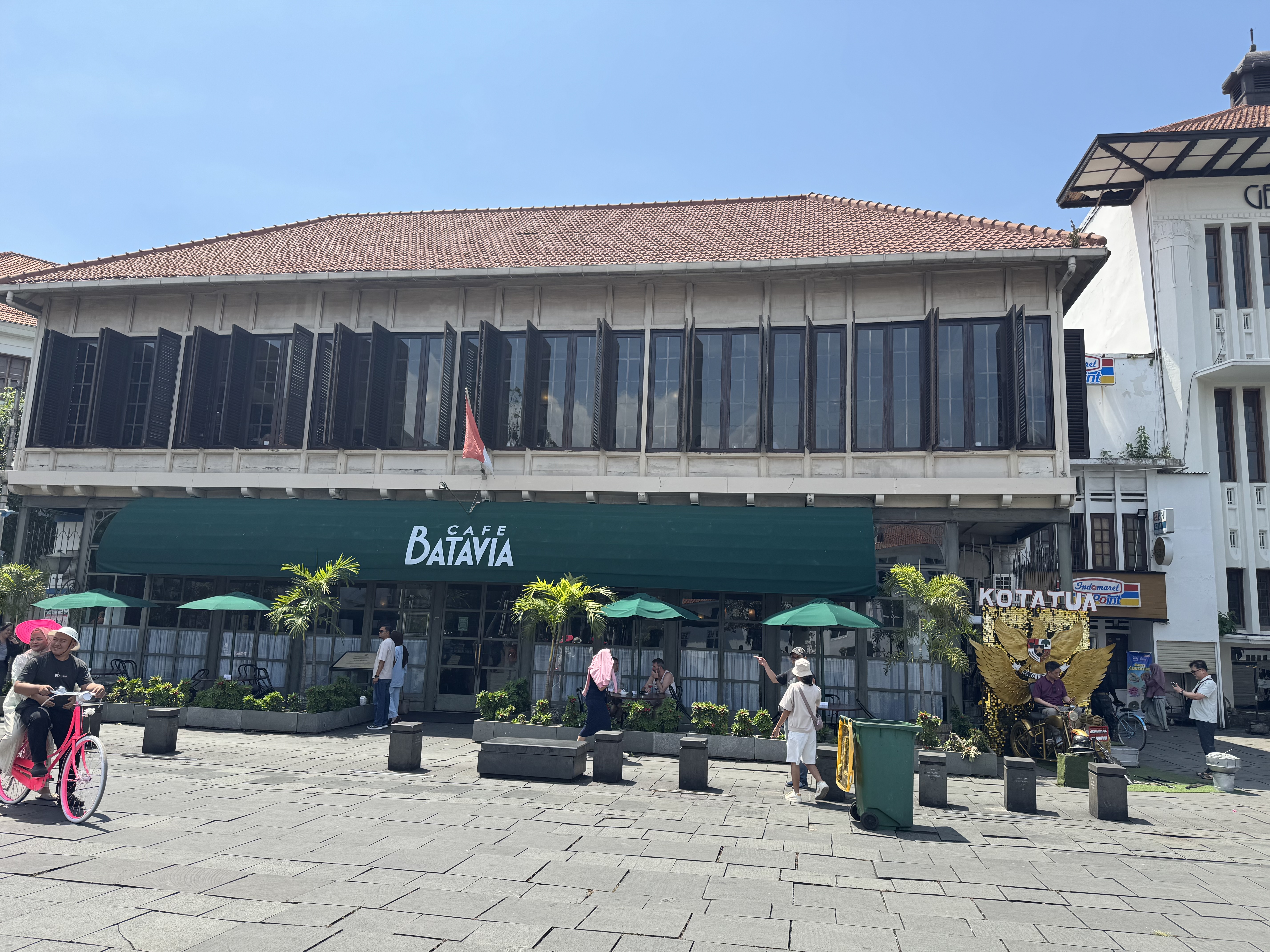 코타투아 광장의 카페 바타비아
