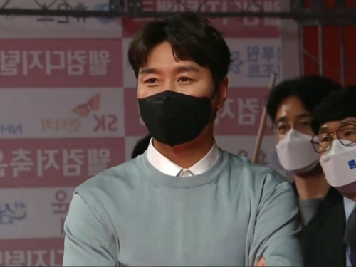 웰컴저축은행 웰뱅 PBA LPBA 챔피언십 개막식에서 시타(시큐)를 하고 있는 전 축구 국가대표 이동국 선수