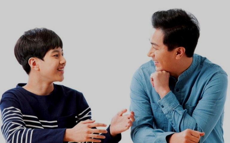 아이 와 웃으며 대화하는 사진