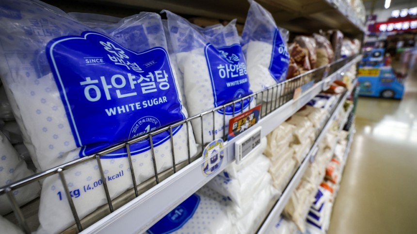 유엔 식량농업기구(FAO)에 따르면 지난 2월 세계식량가격지수는 전월 대비 1.6% 상승한 127.1포인트(p)로 집계됐다. 이 가운데 설탕과 유제품 가격이 각각 6.6%, 4.0% 크게 올랐다. 서울시내 한 대형마트에 설탕이 진열되어 있다.