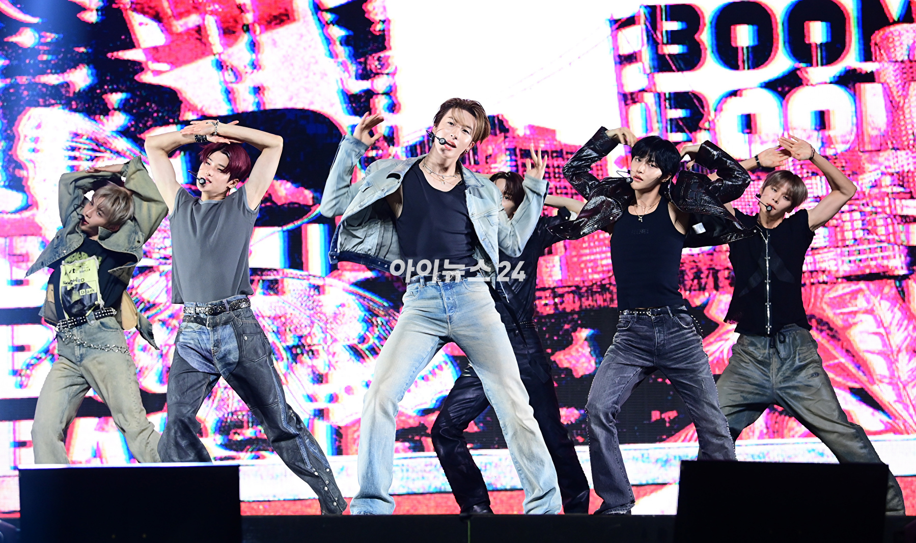 그룹 라이즈(RIIZE)가 27일 오후 서울 한남동 블루스퀘어 마스터카드홀에서 진행된 첫 미니앨범 '라이징(RIIZING)' 프레스 프리미어 행사에 참석해 타이틀곡 '붐붐베이스' 무대를 선보이고 있다. [사진=정소희 기자]