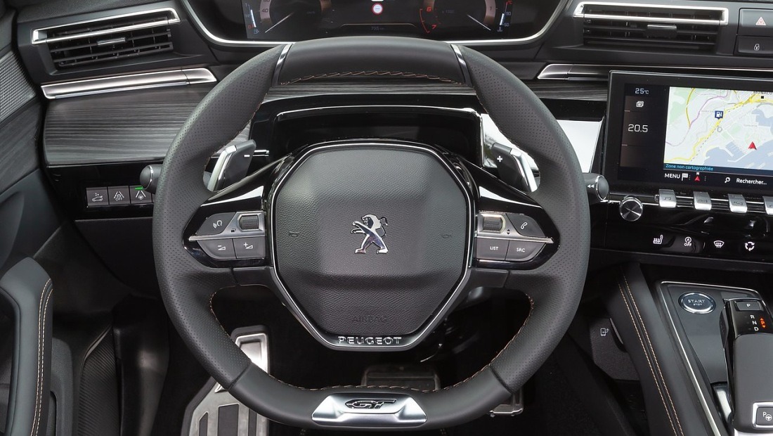 푸조 508 리콜 화이트 실내 운전석 핸들 사진 출처 다음자동차