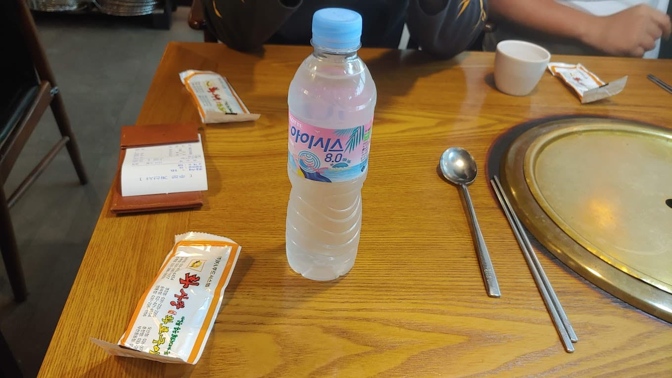 식당 테이블에 올려져 있는 아이시스 생수