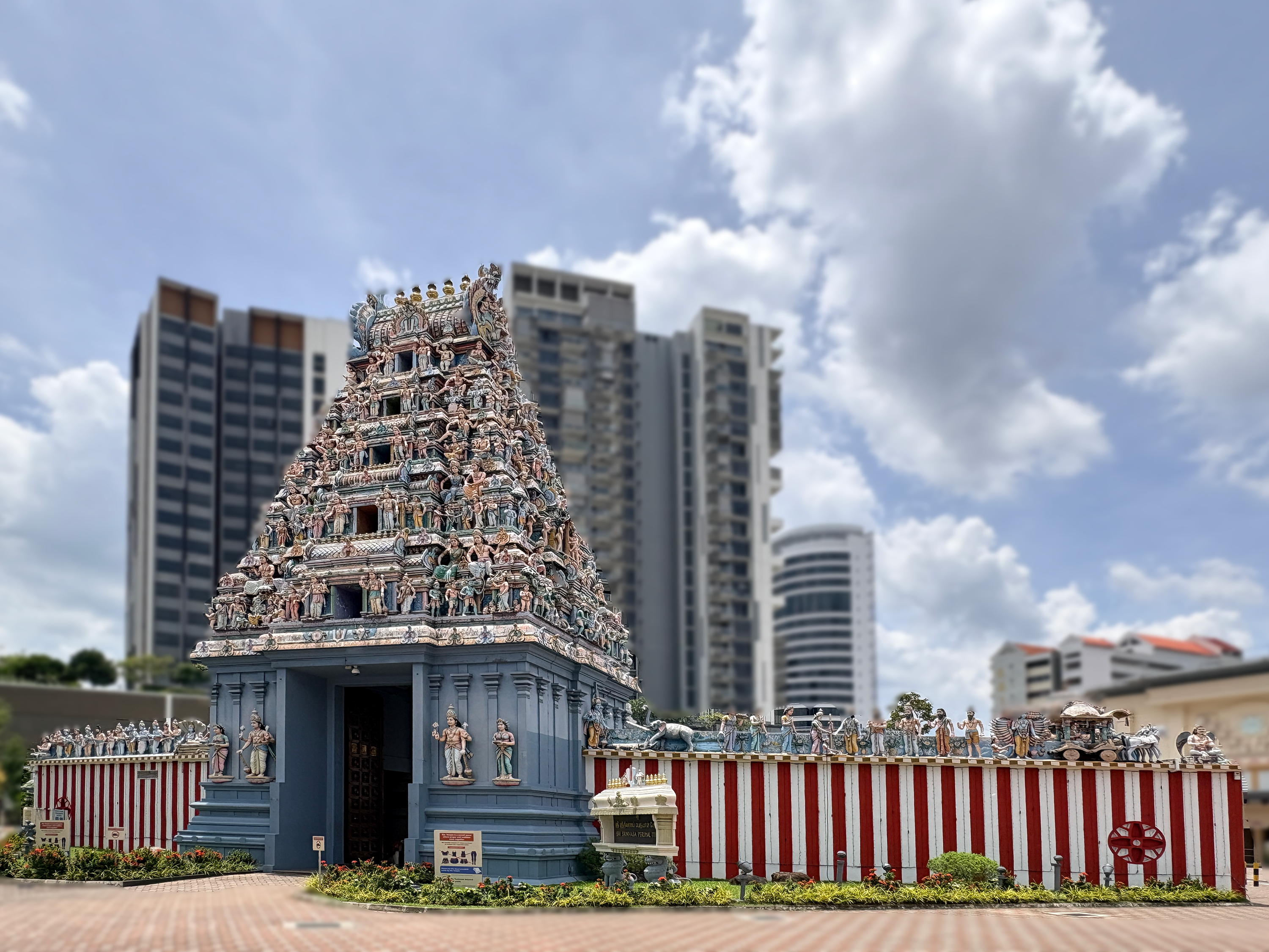 스리 스리니바사 페루말 사원(Sri Srinivasa Perumal Temple) 라자가푸람 (Rajagopuram, 입구 탑)