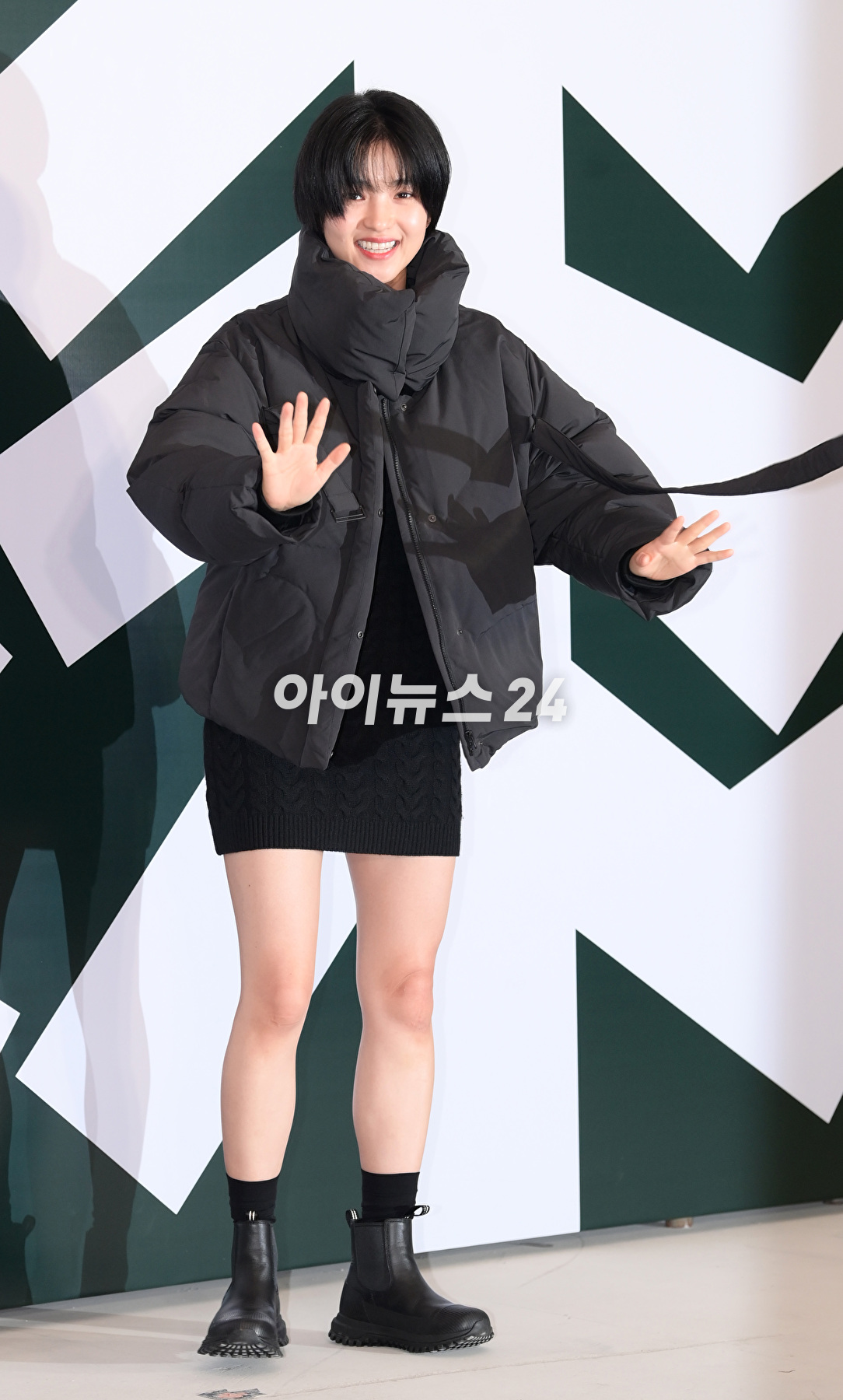 배우 김태리가 26일 오후 서울 용산구 레이어20 스튜디오에서 열린 코오롱스포츠 창립 50주년 기념 '에버그린 에너지' 캠페인 포토월 행사에 참석하고 있다. [사진=정소희 기자]