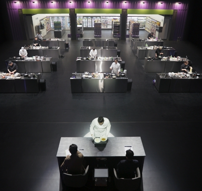 넷플릭스 '흑백요리사' 8화 중 한 장면. 요리 스튜디오 뒤쪽으로 CU 브랜드 컬러가 반영된 편의점 세트가 보인다.