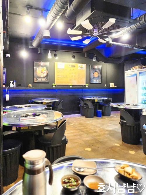 포차 감성 인테리어와 널찍한 테이블 배치가 돋보이는 시계곱창 내부