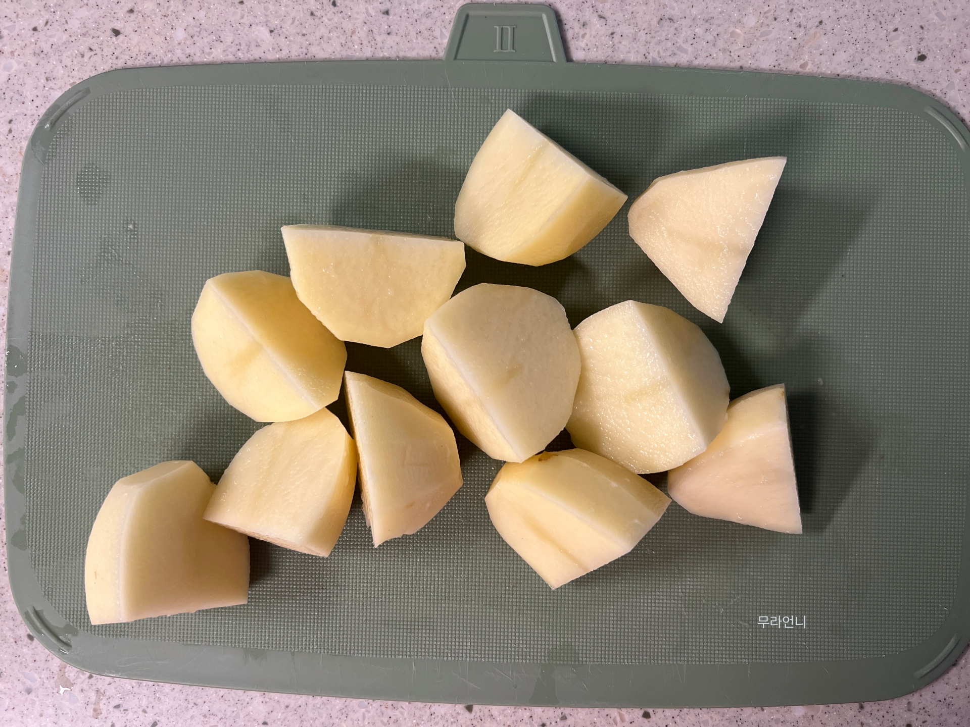 껍질을 깎은 뒤 먹기좋은 크기로 자르기
