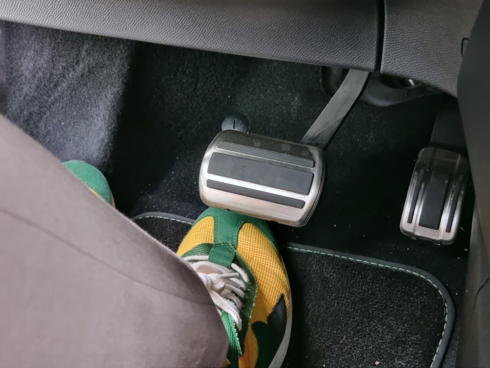 e-208 GT의 풋 레스트와 브레이크, 가속 페달을 담았습니다.