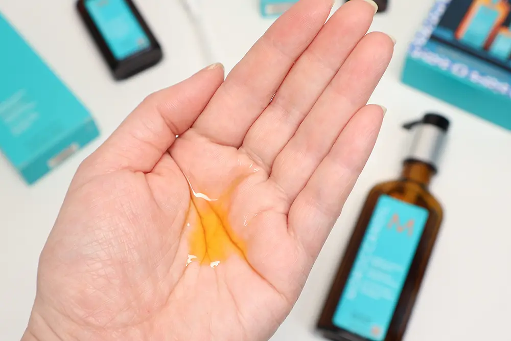 손바닥에-오일을-펌핑해서-진노랑인-오일-컬러와-리치한-제형-보여줌