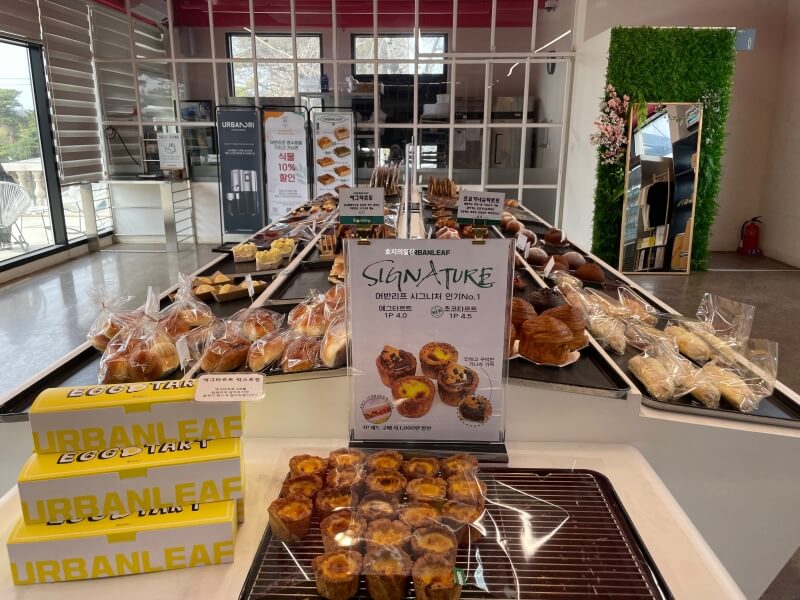 용인 맛집 대형 식물원 카페 어반리프 - 빵 진열대