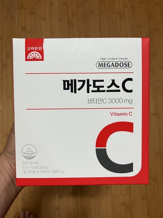 고려은단 메가도스C 3000mg 비타민C 박스 전면 디자인&amp;#44; 흰색 바탕에 빨간 C 로고와 제품명 표시