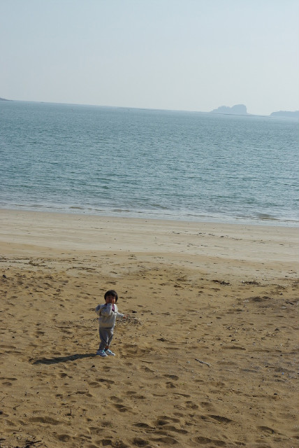 해변 모래사장 서 있는 아기